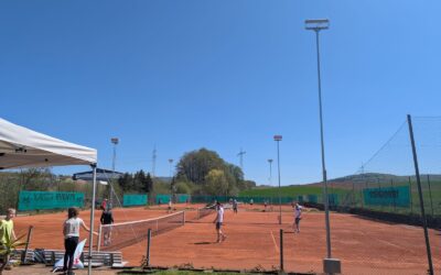 Saisonauftakt der Tennisabteilung Hüttlingen: Schleifchen, Sonne und starke Aufschläge